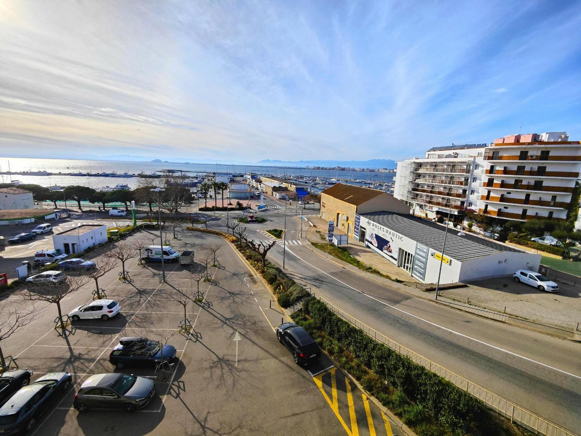 2166 Rocmar 1 4-C, Excelente Situacion Frente Al Puerto Pesquero Y Con Vista A La Bahia. Gran Terraza. Gran Parking Publico Delante. - Es-258-30 Lejlighed Roses Eksteriør billede